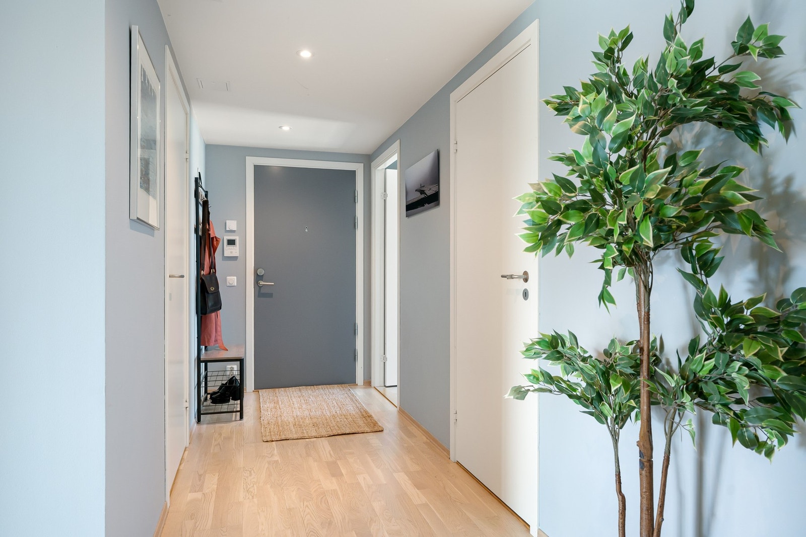 Entréen har fin plass til oppbevaringsmøblement og knaggrekker. Galleribilde