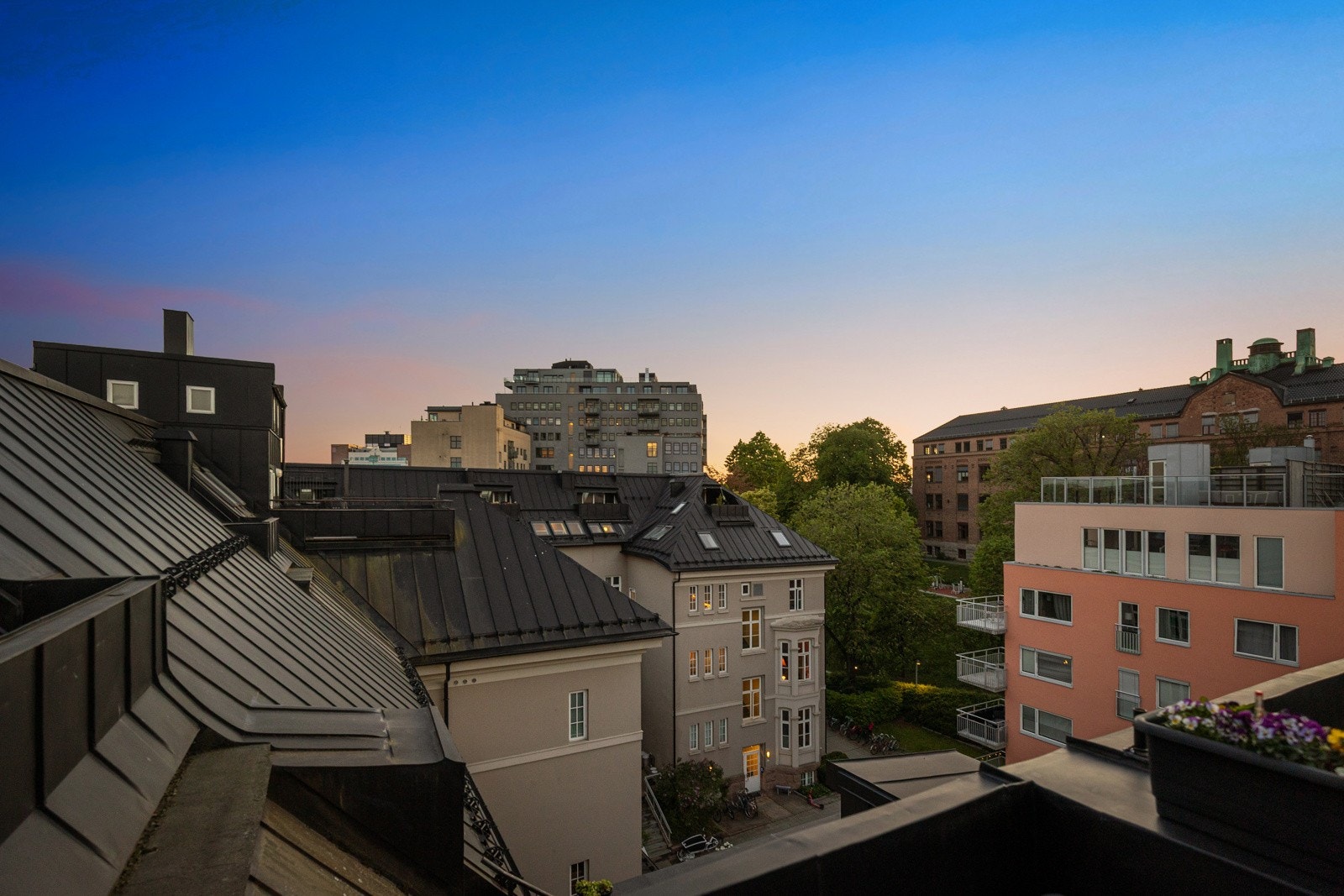 Flott og unik 2-roms loftsleilighet over to plan med vestvendt takterrasse Galleribilde