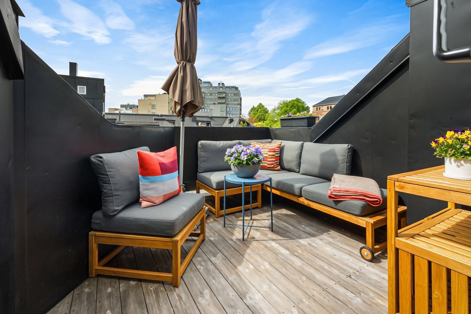 Uteplassen har optimale solforhold på ettermiddag- og kveldstid Galleribilde