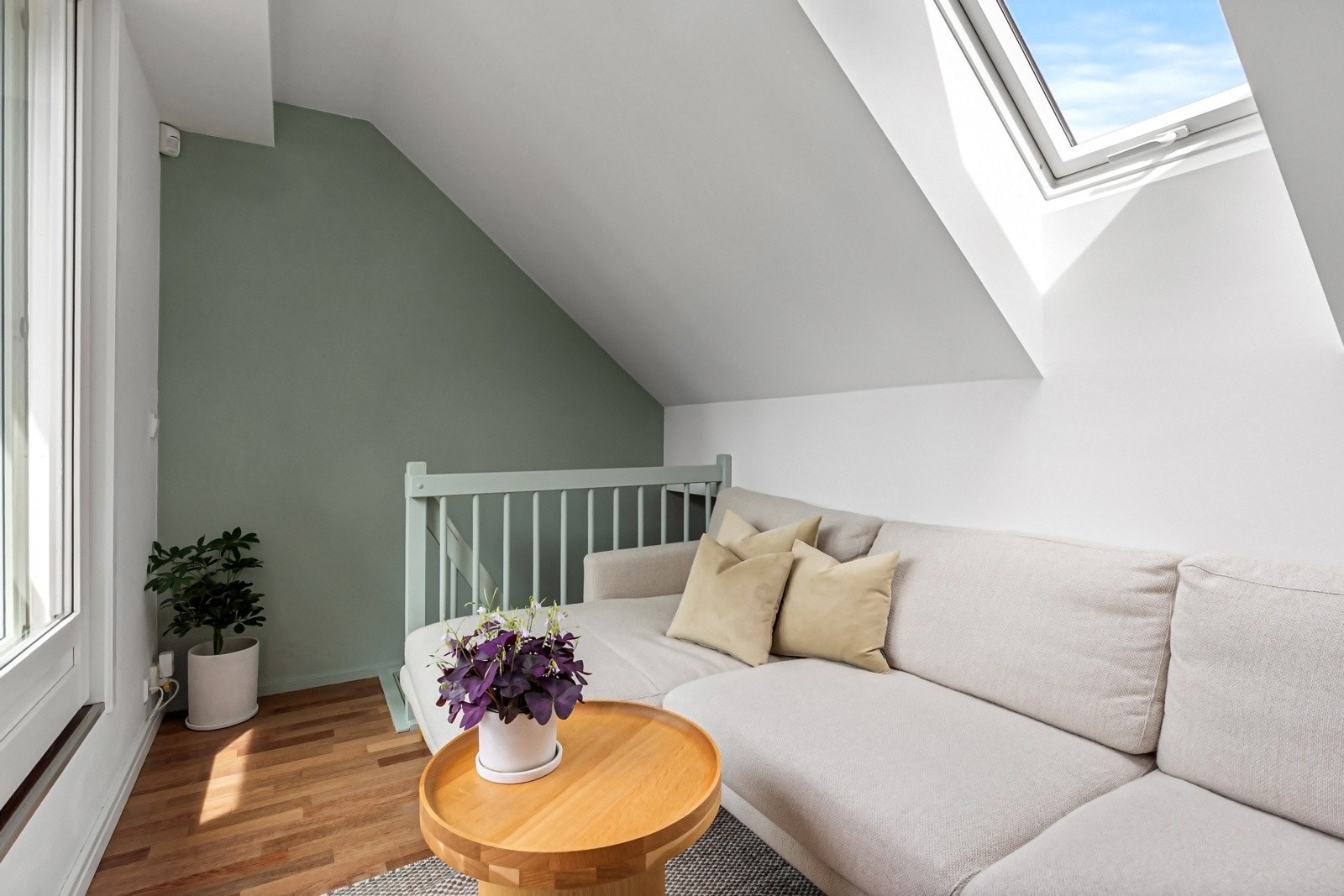 Boligen har balansert ventilasjon og vannbåren gulvvarme i hovedetasjen Galleribilde