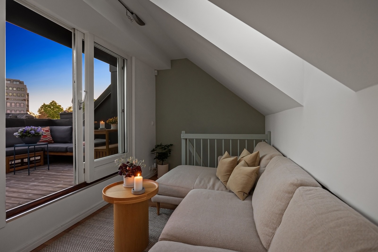 Planløsningen over flere etasjer sørger for en generøs takhøyde på 3,27 meter Galleribilde