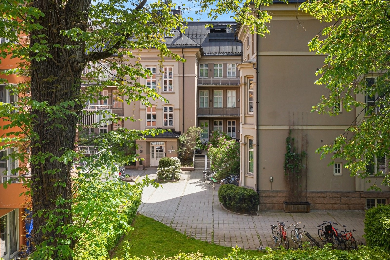 Området er kjent for sitt hyggelige bomiljø med flotte, parkmessige fellesareal Galleribilde