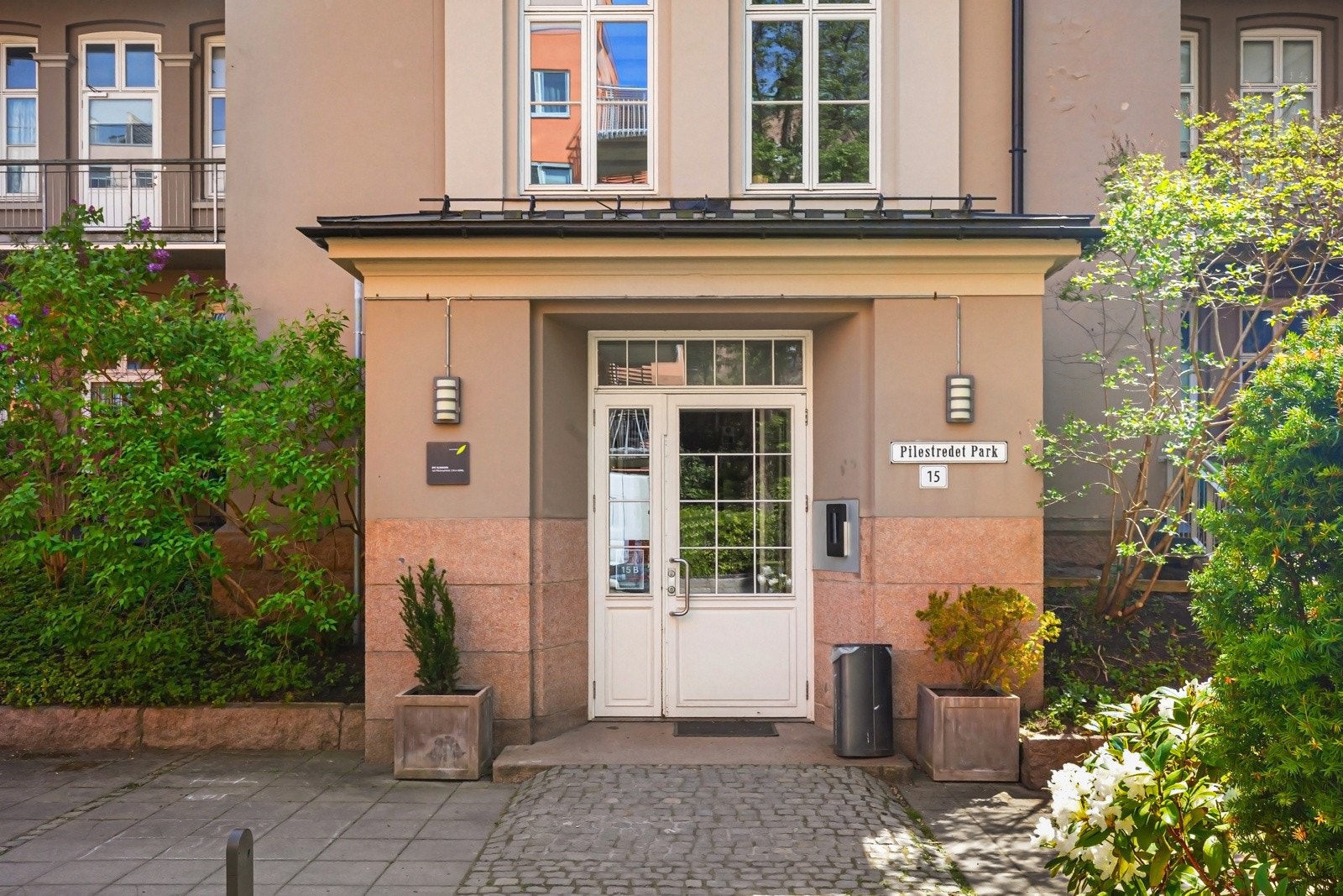 Klassisk bygård oppført over fem etasjer hvor miljøhensyn og estetikk går hånd i hånd Galleribilde