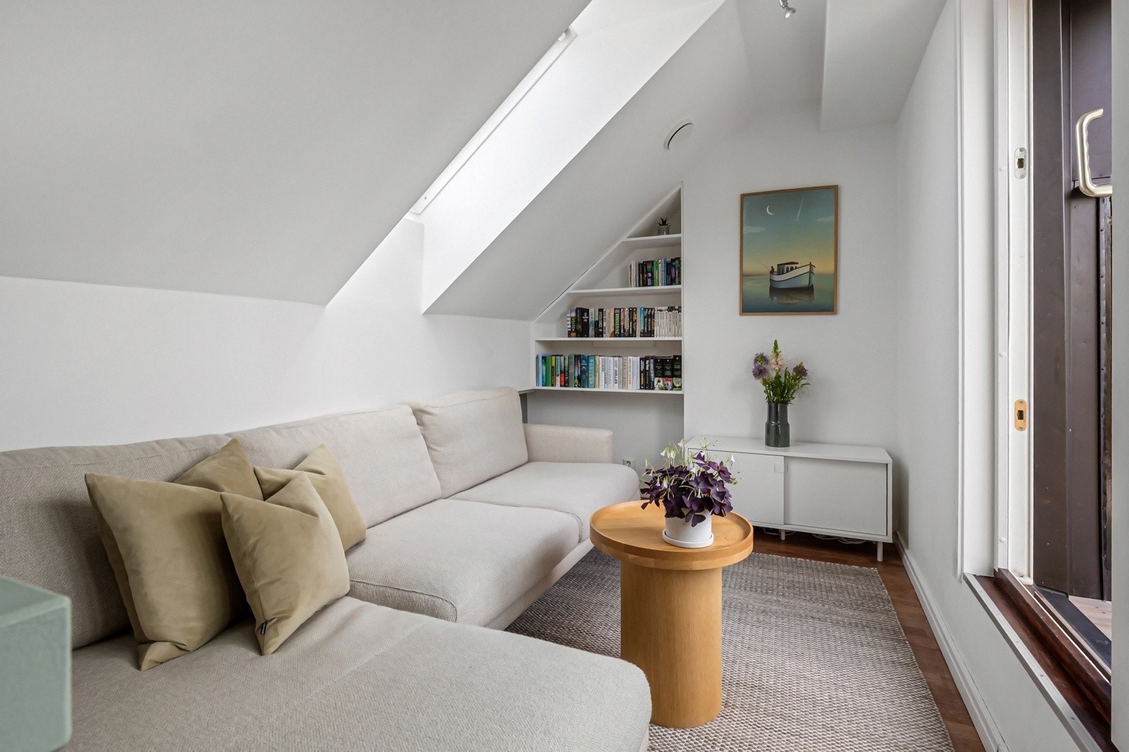 Hemsen får innlys fra hver sin side og har en plassbygget bokhylle Galleribilde