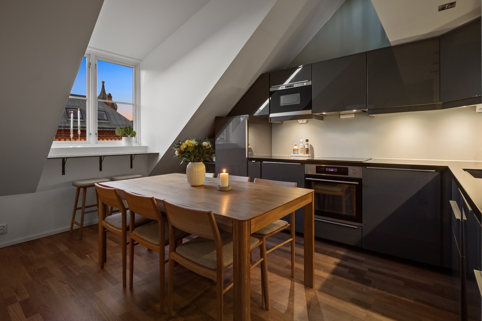 Stue- og kjøkken ligger i en fin åpen løsning og har tilstrekkelig lysinnslipp via vindusposten Galleribilde