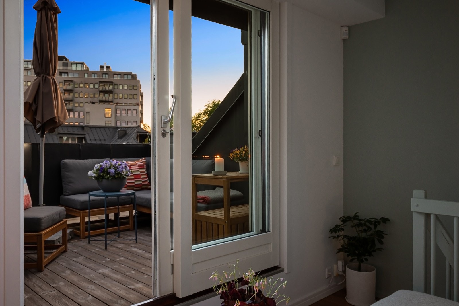 Fra loftstuen er det utgang til en vestvendt og privat takterrasse på 6 kvm Galleribilde