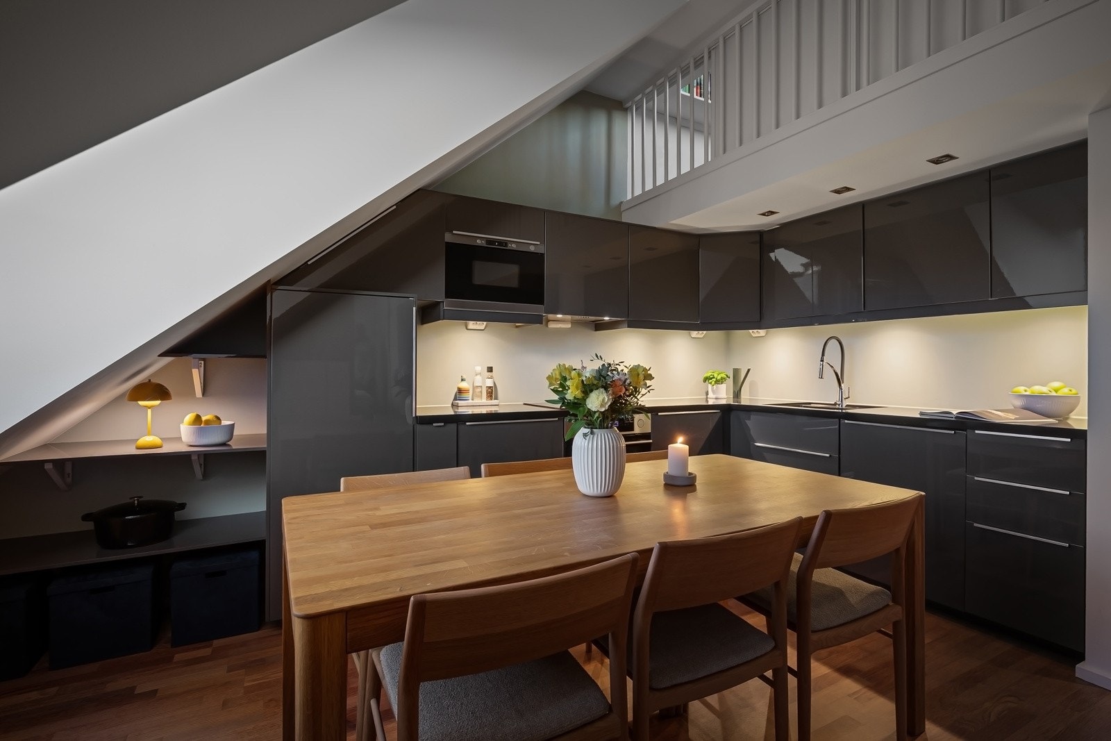 Boligen ligger i 4. etasje og inneholder: Entré, stue, kjøkken, soverom og bad Galleribilde