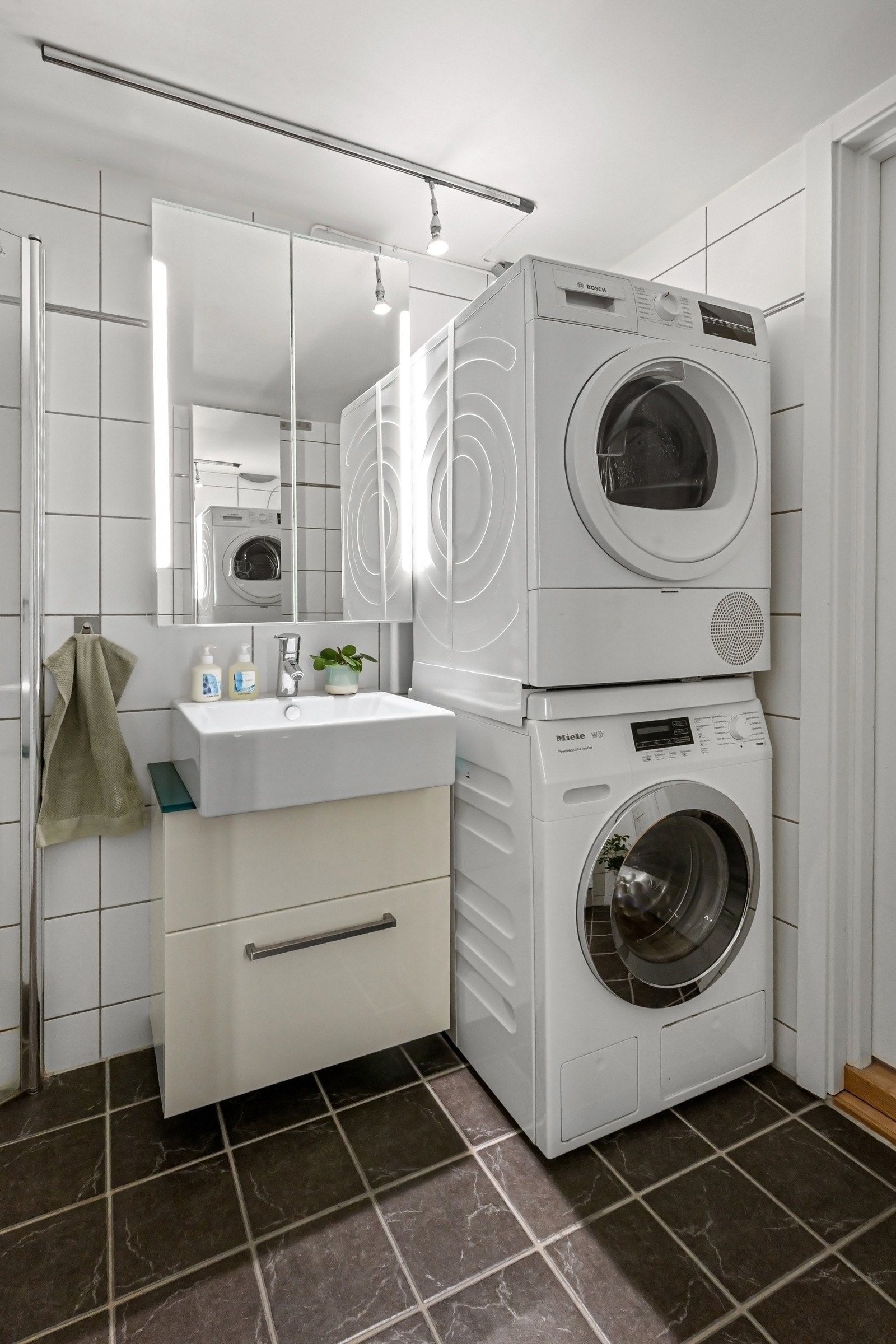 Rommet har opplegg for vaskemaskin og tørketrommel Galleribilde