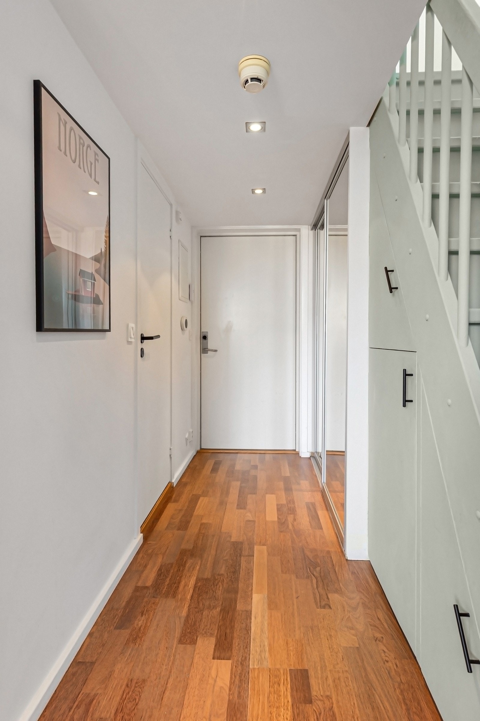 Boligen ligger i byggets 4.etasje og har heis- og trappeadkomst til etasjeplan Galleribilde