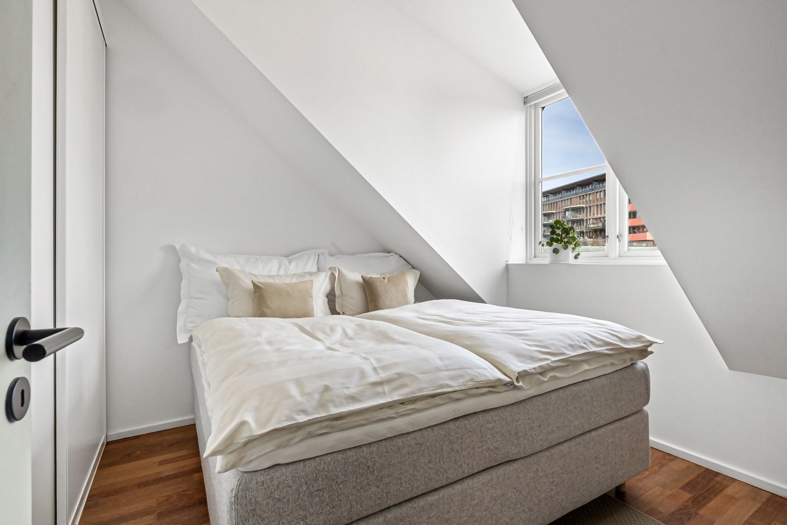 Soverommet er innredet med stor skyvedørsgarderobe Galleribilde