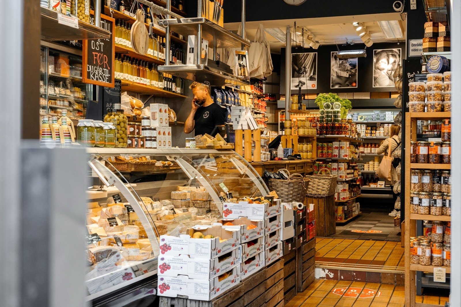 Det er også et godt utvalg av servicetilbud i nærmiljøet. Gutta På Haugen er en av dem - en av landets mest kjente delikatesseforetninger Galleribilde