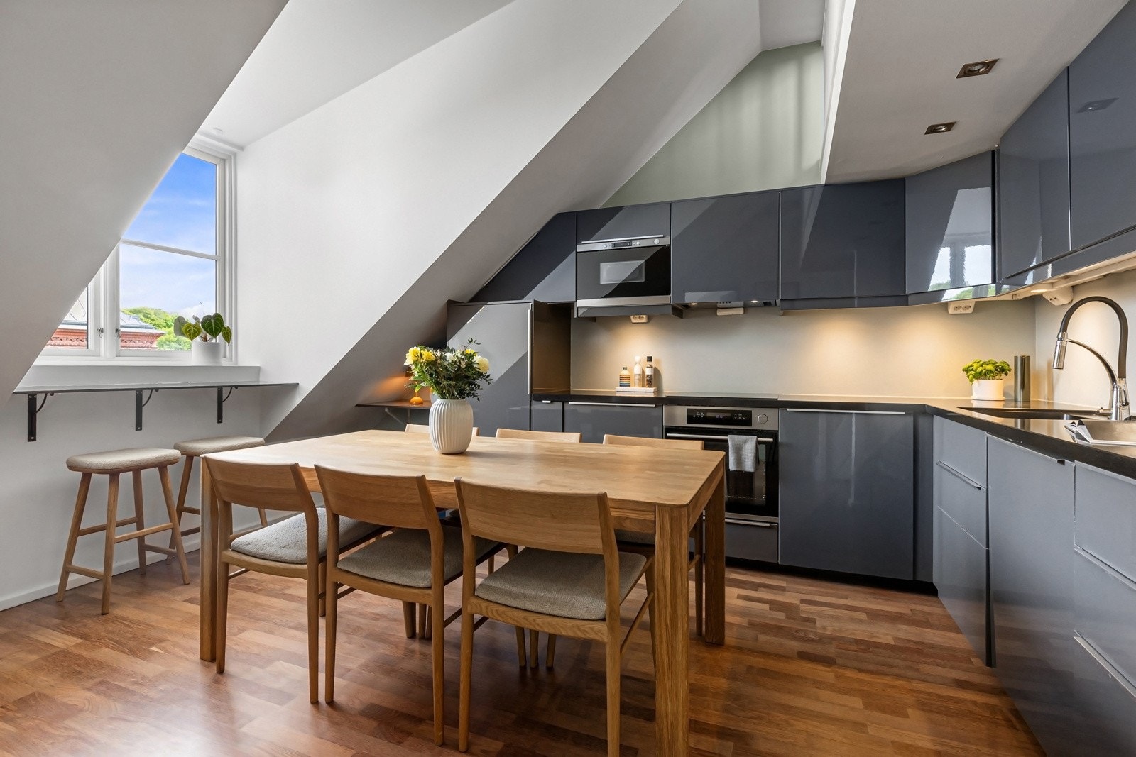 Integrerte hvitevarer inkluderer ny platetopp fra 2022, komfyr, kjøleskap og oppvaskmaskin Galleribilde