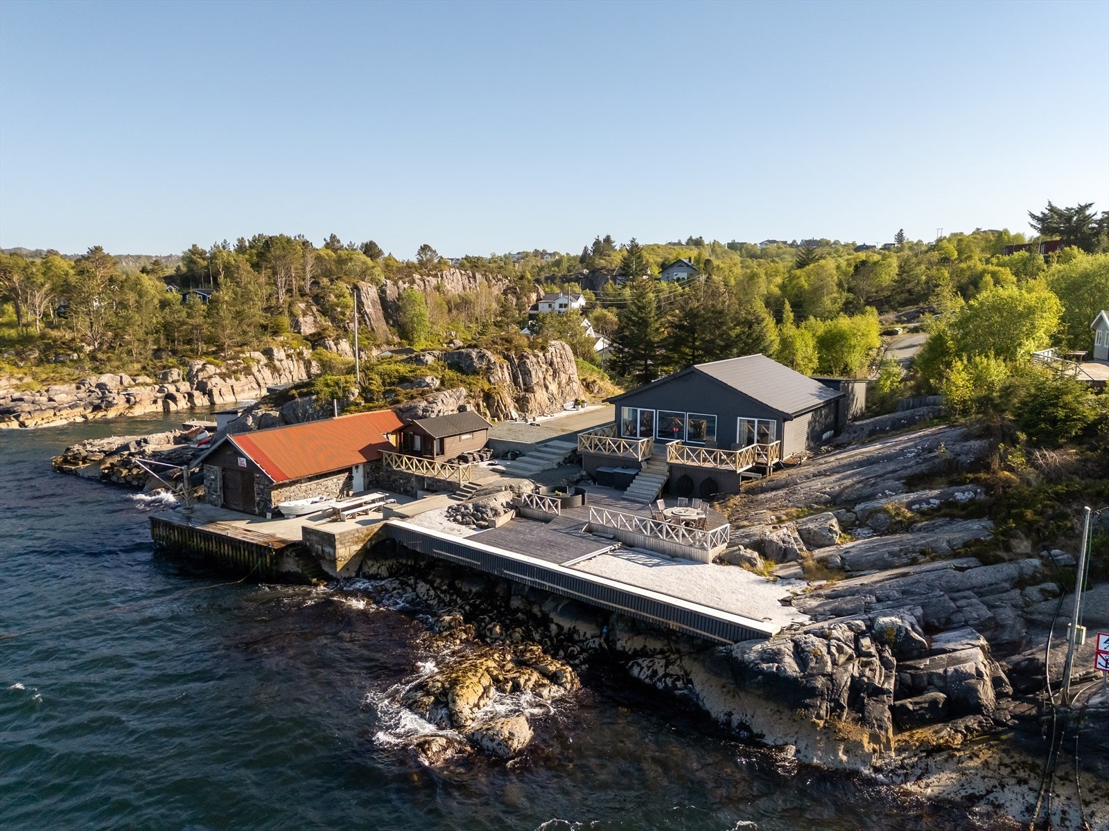 Stor og unik fritidsbolig med naust, anneks, garasje og flotte solrike uteområde ! Galleribilde