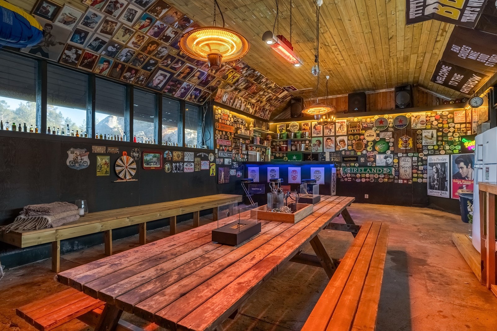 I naustet er det montert flere varmelamper og et godt lydanlegg - perfekt for sosiale sammenkomster Galleribilde