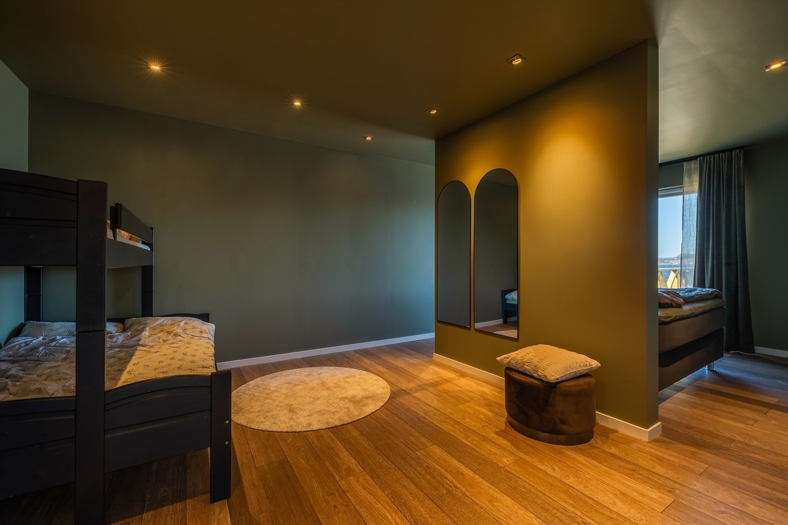 Soverommet er på hele 25,3 m², og er smart innredet med lettvegg og to seperate soveplasser. Opprinnelig har hytten 2 soverom. Galleribilde