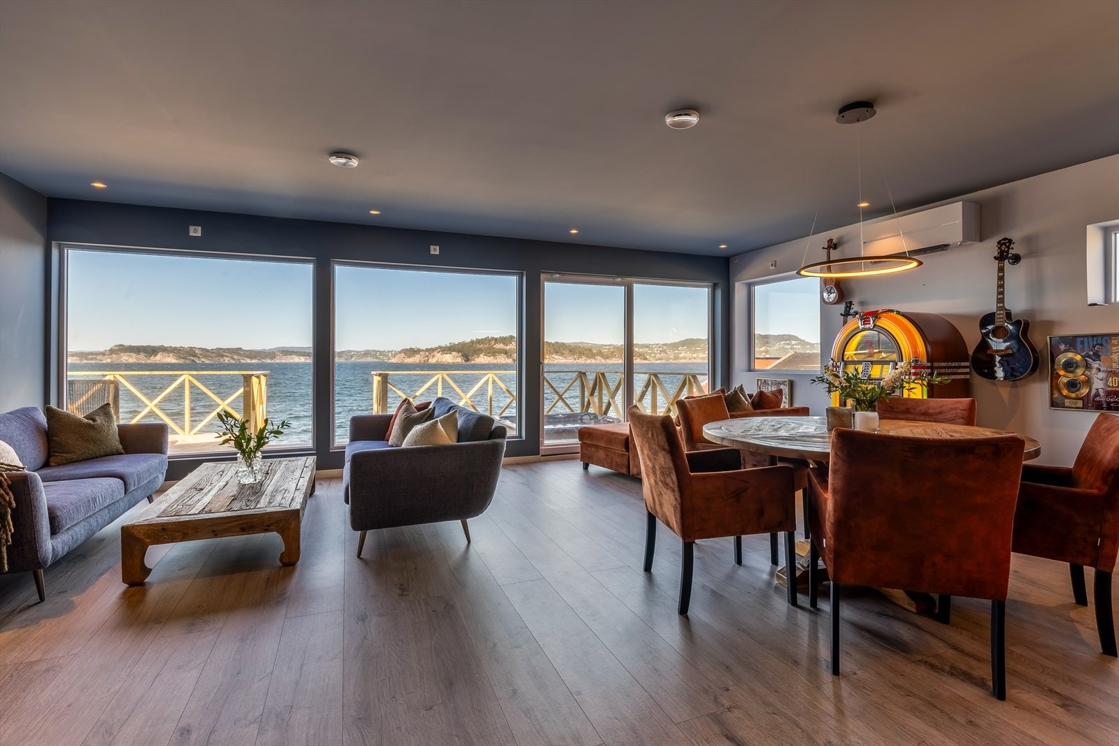 Hytten fremstår med tidsriktige overflater som laminatgulv og malte vegger. I stuen er det montert varmepumpe. Galleribilde