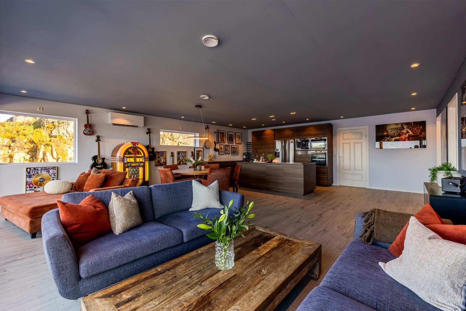 Lys og romslig stue med åpen løsning mot kjøkken - hele 57,5 m² med god plass til både sofagruppe og spisebord. Galleribilde