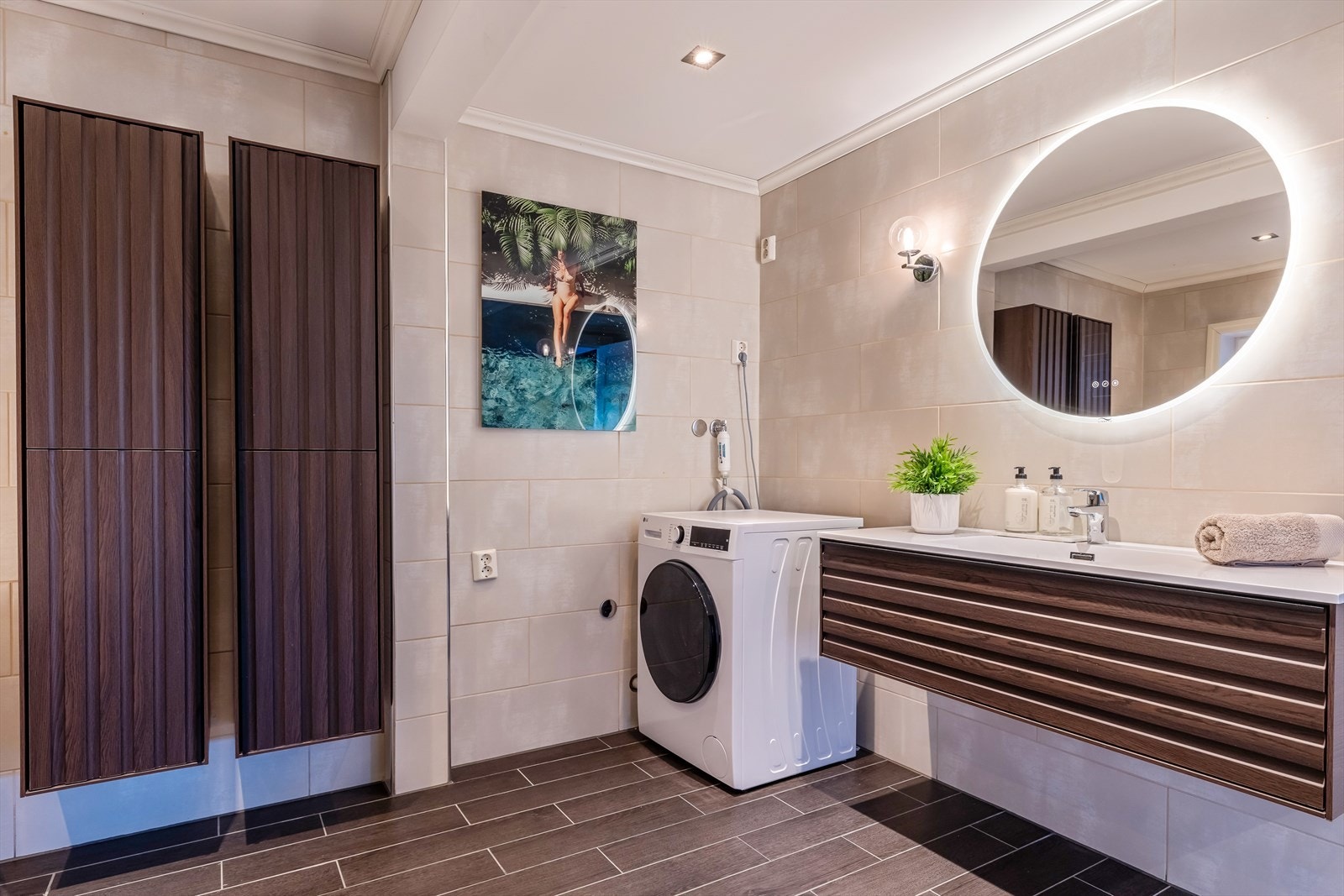 Helfliset bad på 12,9 m², med varmekabler i gulvet. Galleribilde