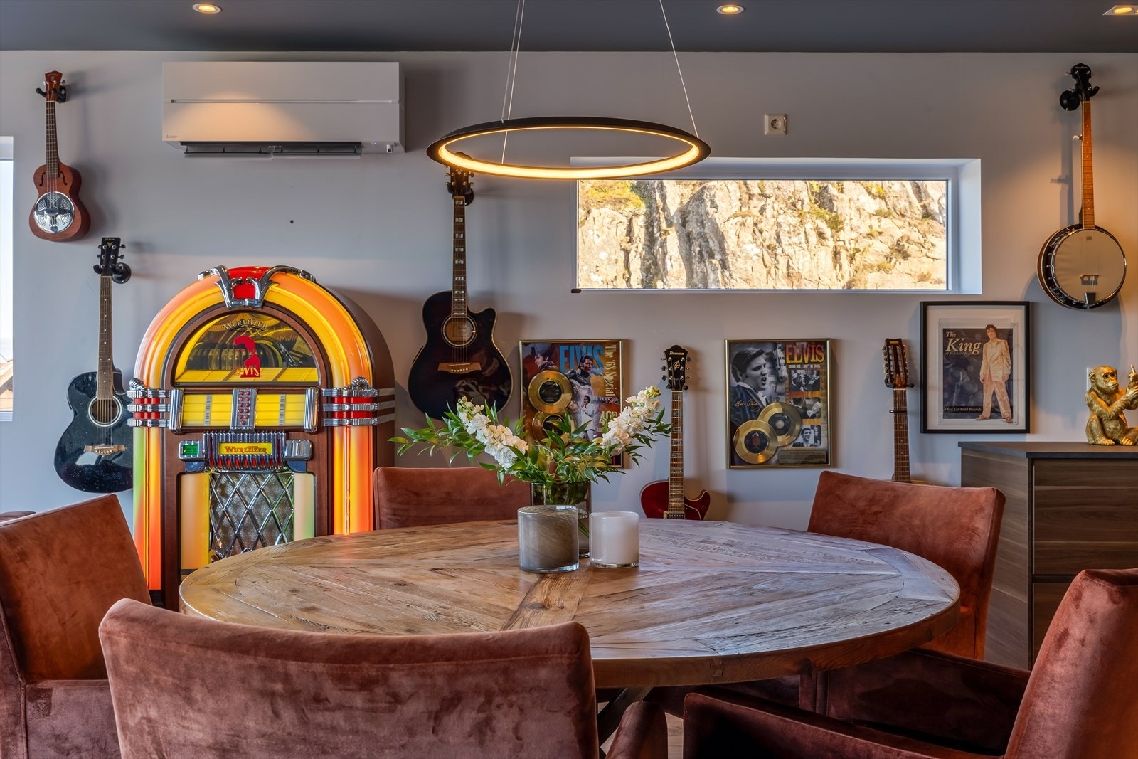 Stuen har god plass til et stort spisebord - perfekt for hyggelige stunder, både alene og med gjester. Galleribilde