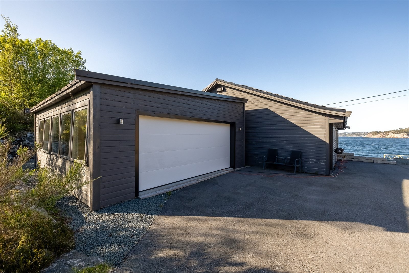 Nyere garasje fra 2022 på 47 m² - med plass til både bil og oppbevaring. Galleribilde