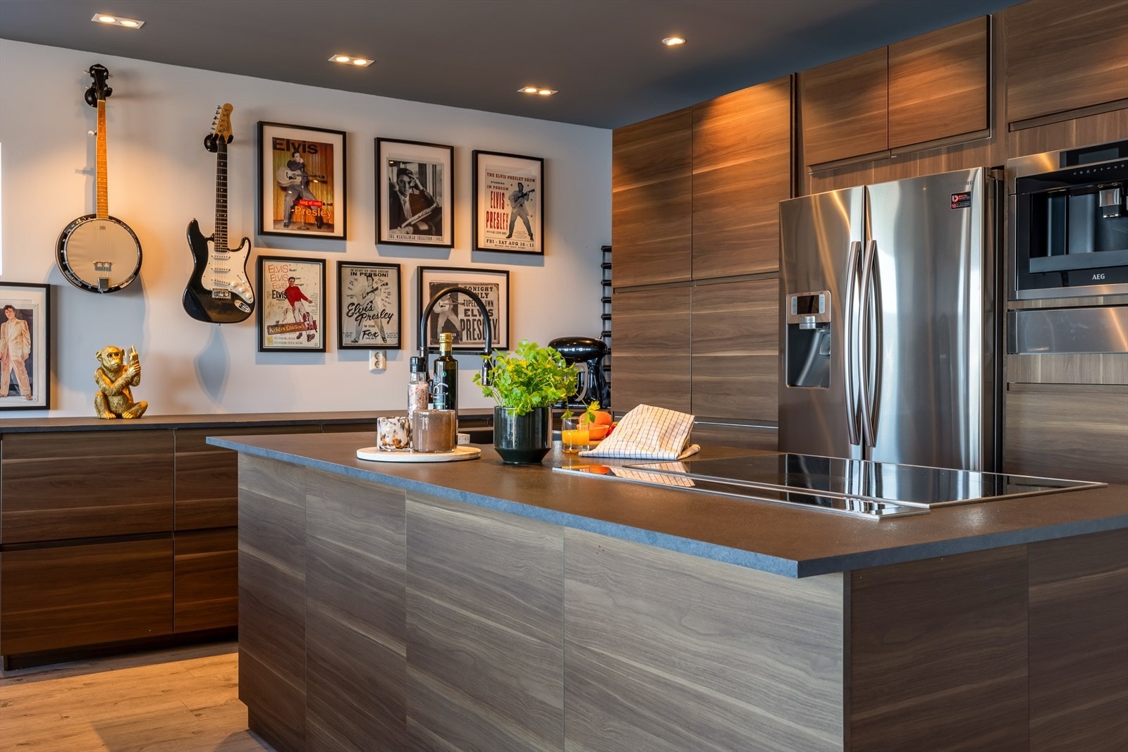 Moderne kjøkkeninnredning med mørke slette fronter. Galleribilde