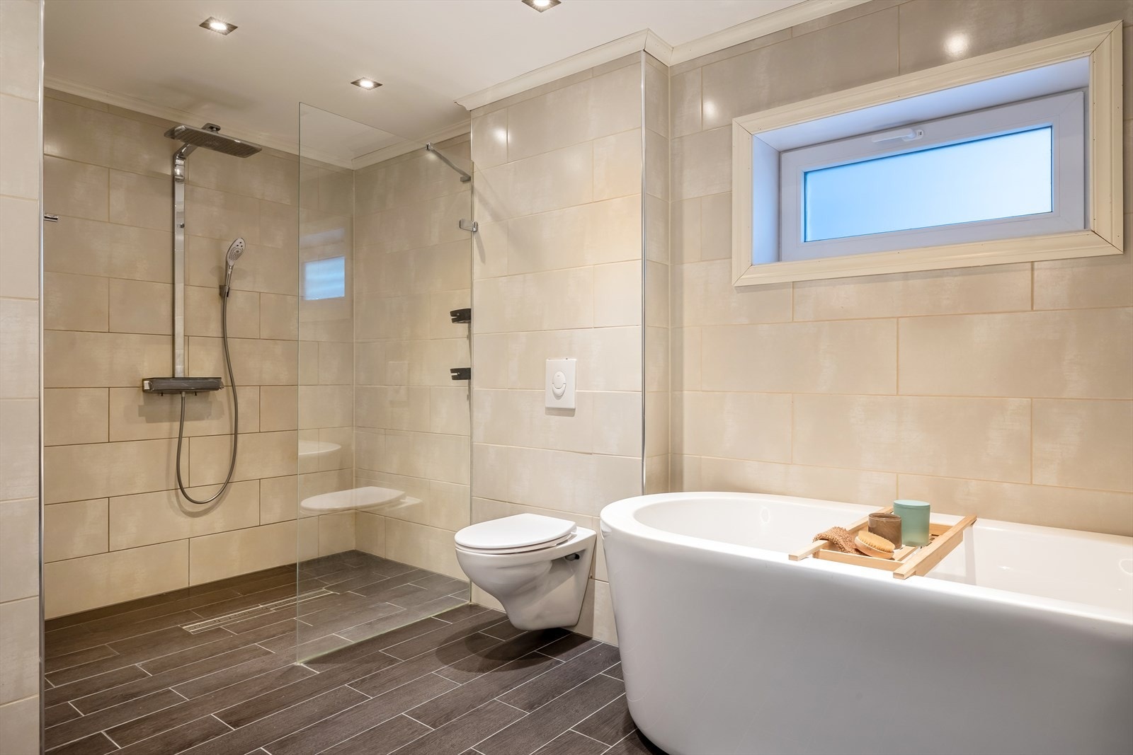 Her får du garantert spa-følelsen med lekre fliser på gulv og vegger, stor dusjsone og badekar. Galleribilde