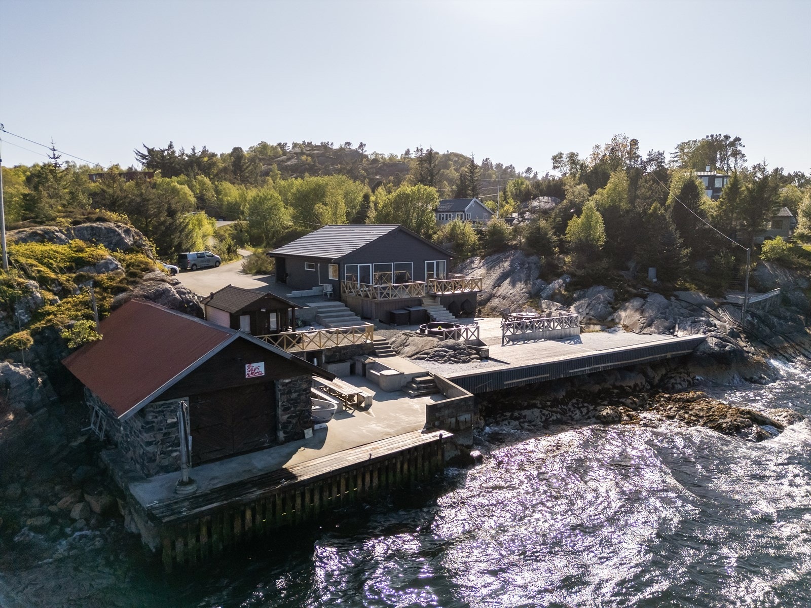 Nede med sjøen er det et tilhørende naust som medfølger. Galleribilde