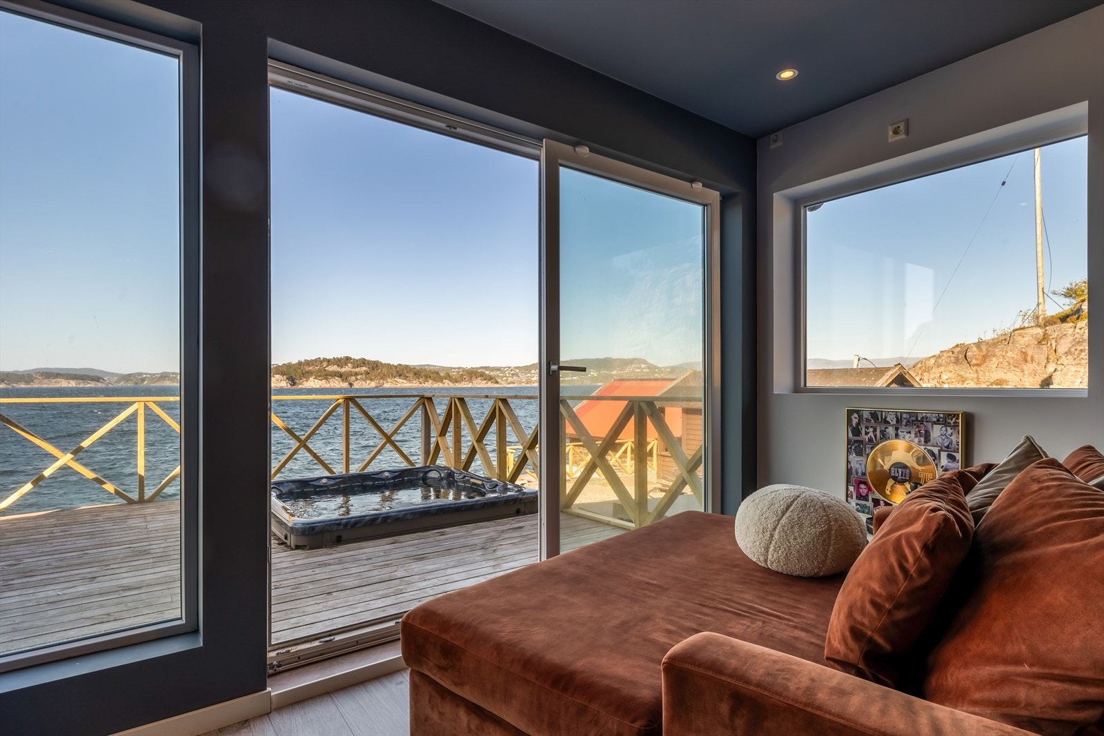 Fra stuen har du utgang til en av flere flotte uteområder. Galleribilde