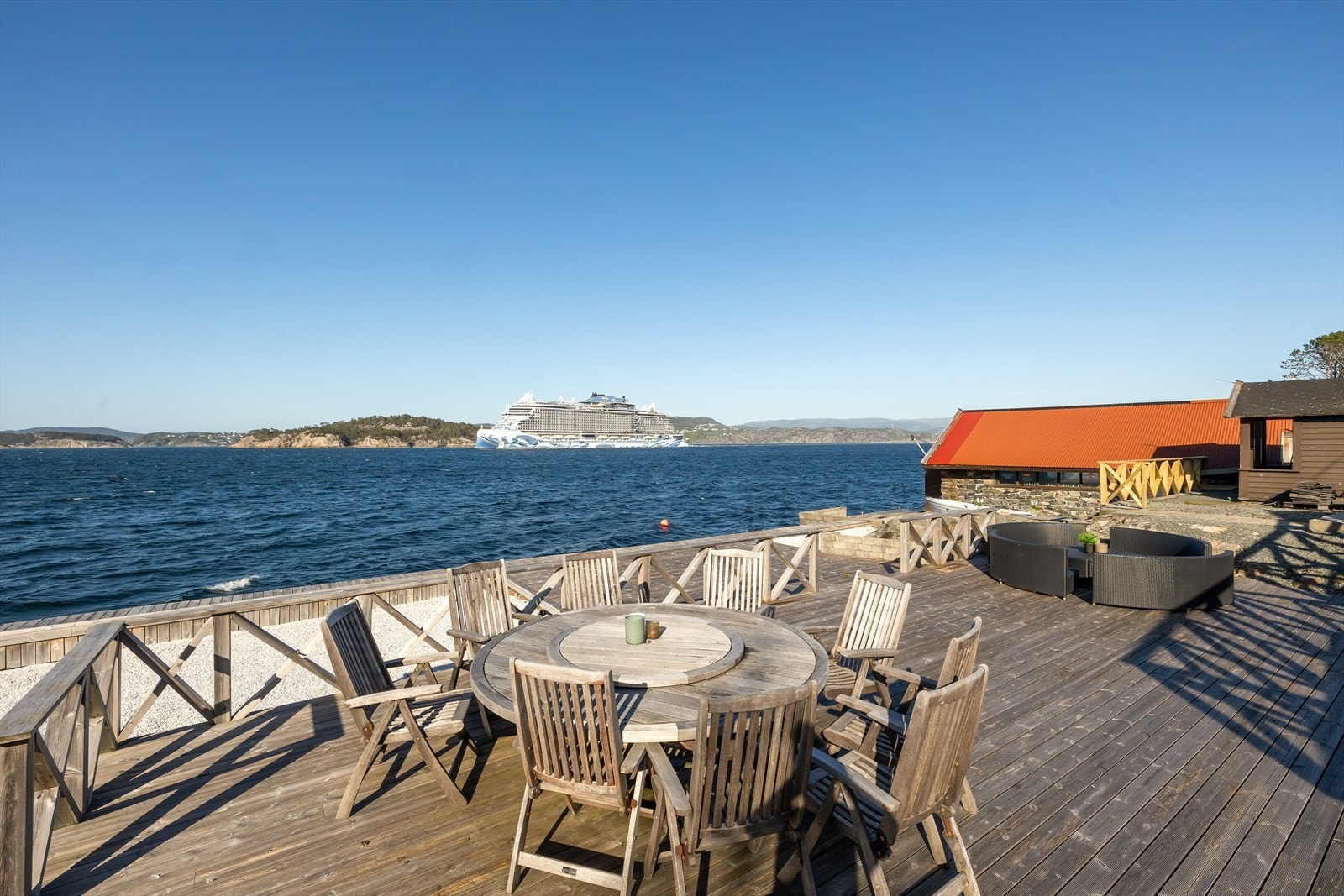 Fra terrassen har du utsikt mot sjøen, hvor skip og båter passerer jevnlig - her er det alltid noe å se på! Galleribilde