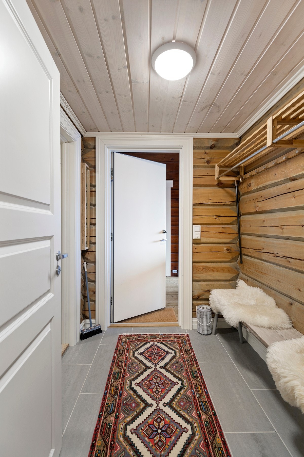 Flislagt vindfang med varmekabler i gulv. Galleribilde