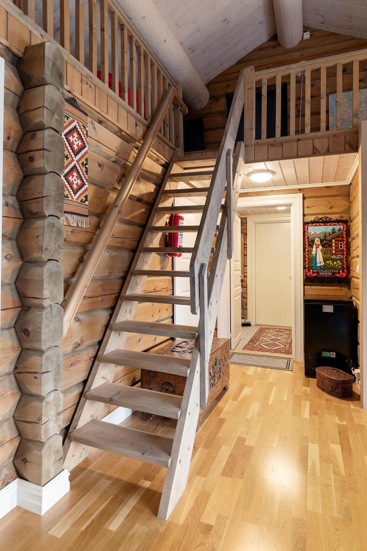 Fra stue er det trapp til hems. Galleribilde
