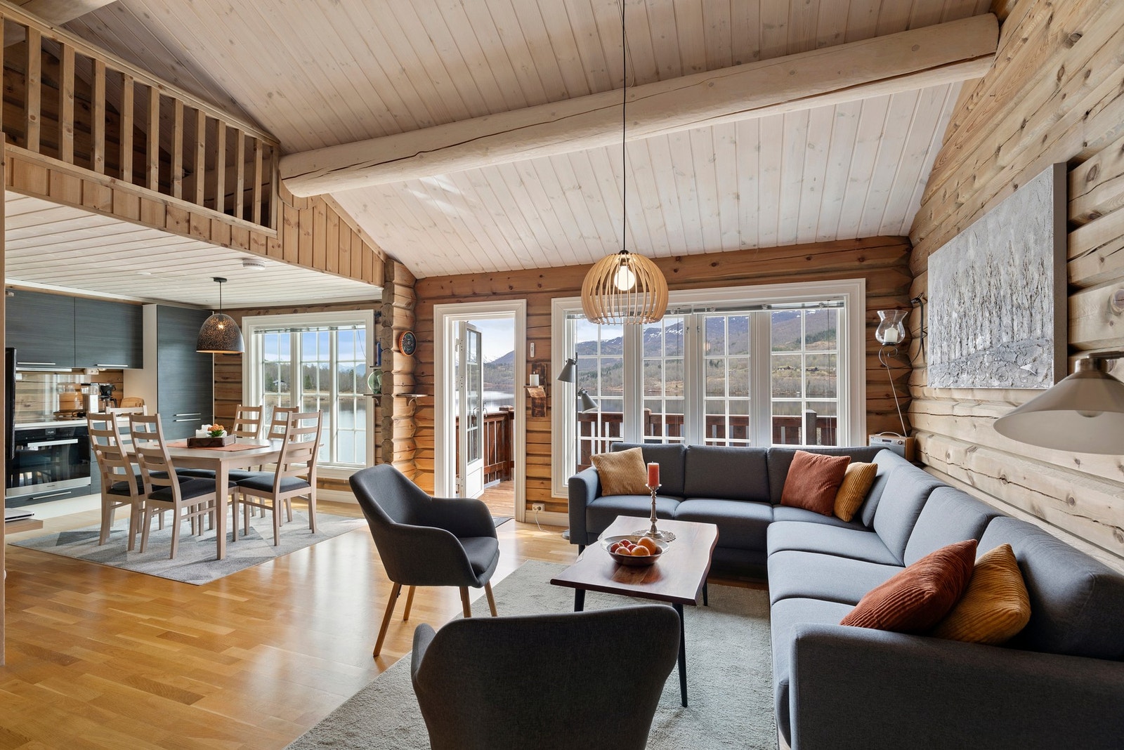 Romslig stue med god takhøyde og store vindusflater. Galleribilde