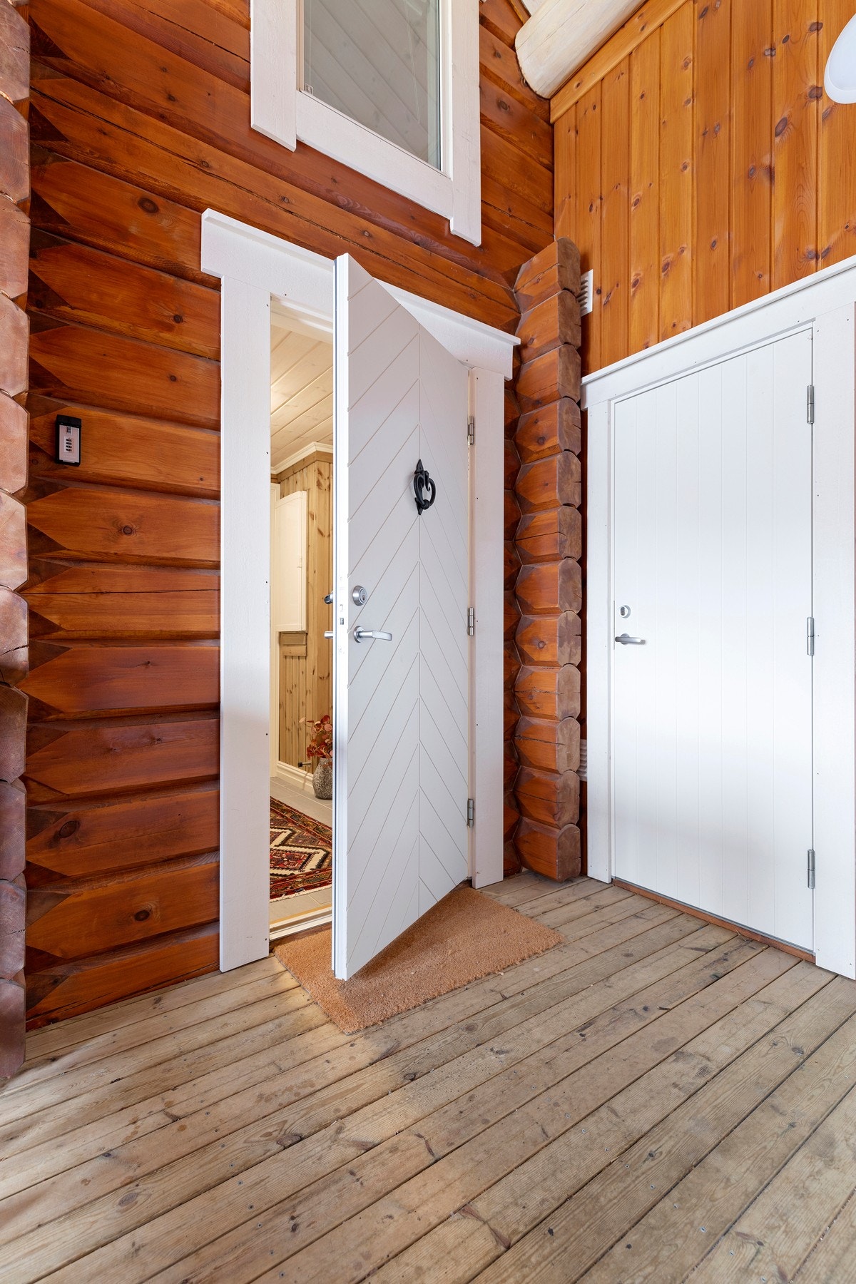 Like utenfor inngangsdøren finnes en praktisk utebod på 3 kvm. Galleribilde