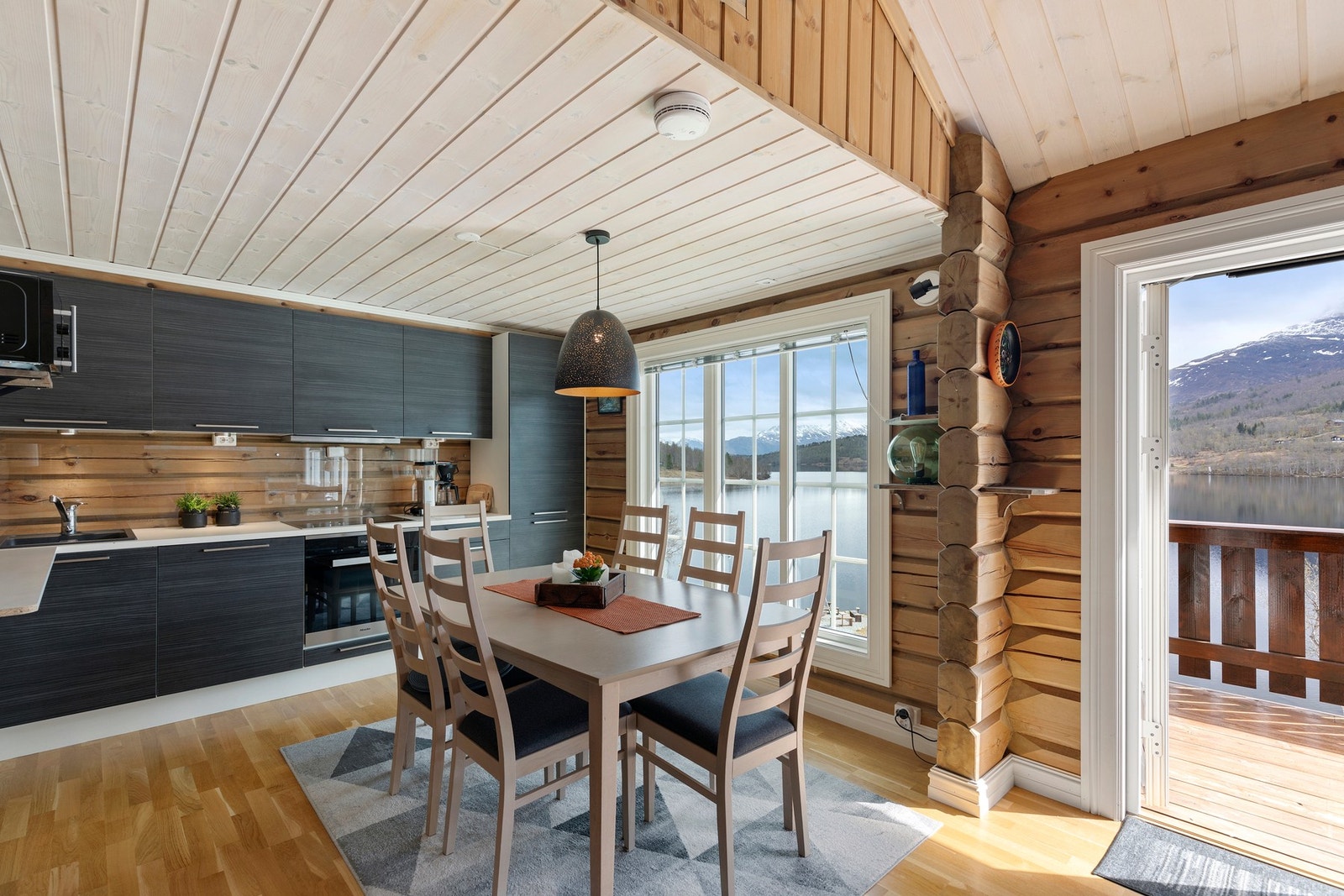 Fra stue er det utgang til balkong. Galleribilde