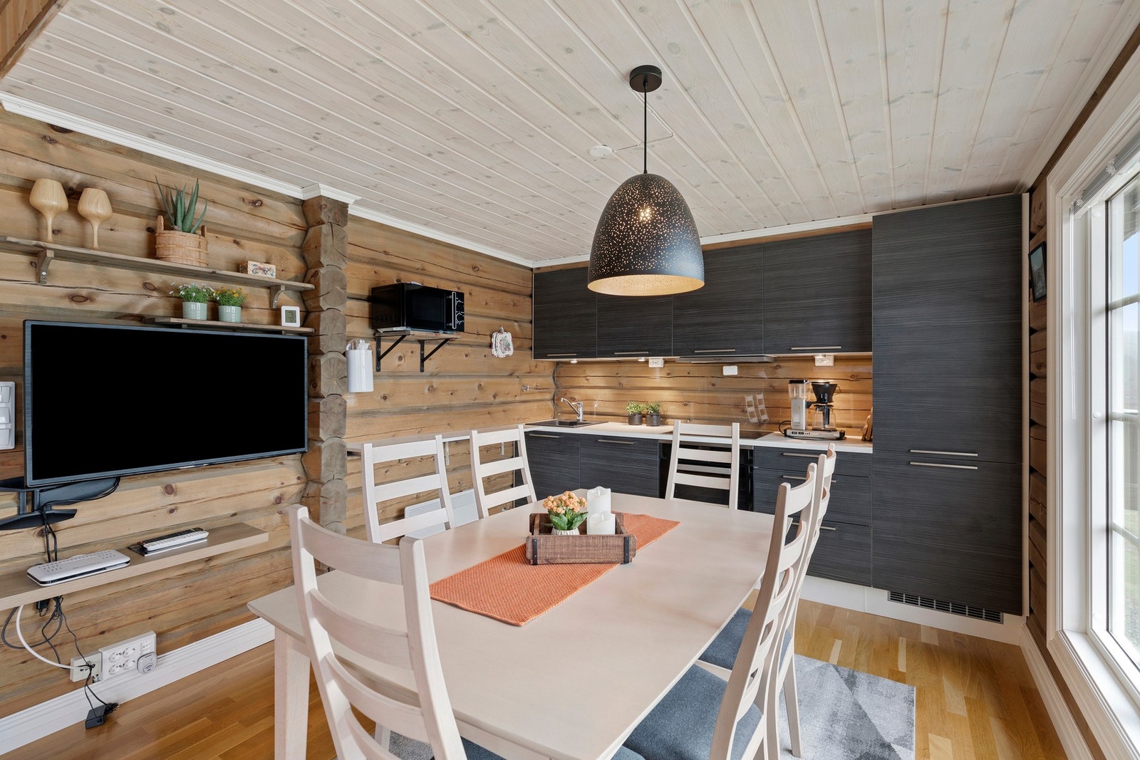 Åpen løsning mot kjøkken. Galleribilde