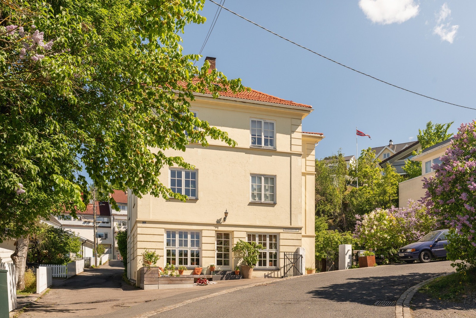 Velkommen til Konows gate 95 B, en innbydende 3-roms selveier med nyere kjøkken og bad. Peisovn, gulvvarme. Parkeringsplass m/lader. Barnevennlig boområde. Galleribilde