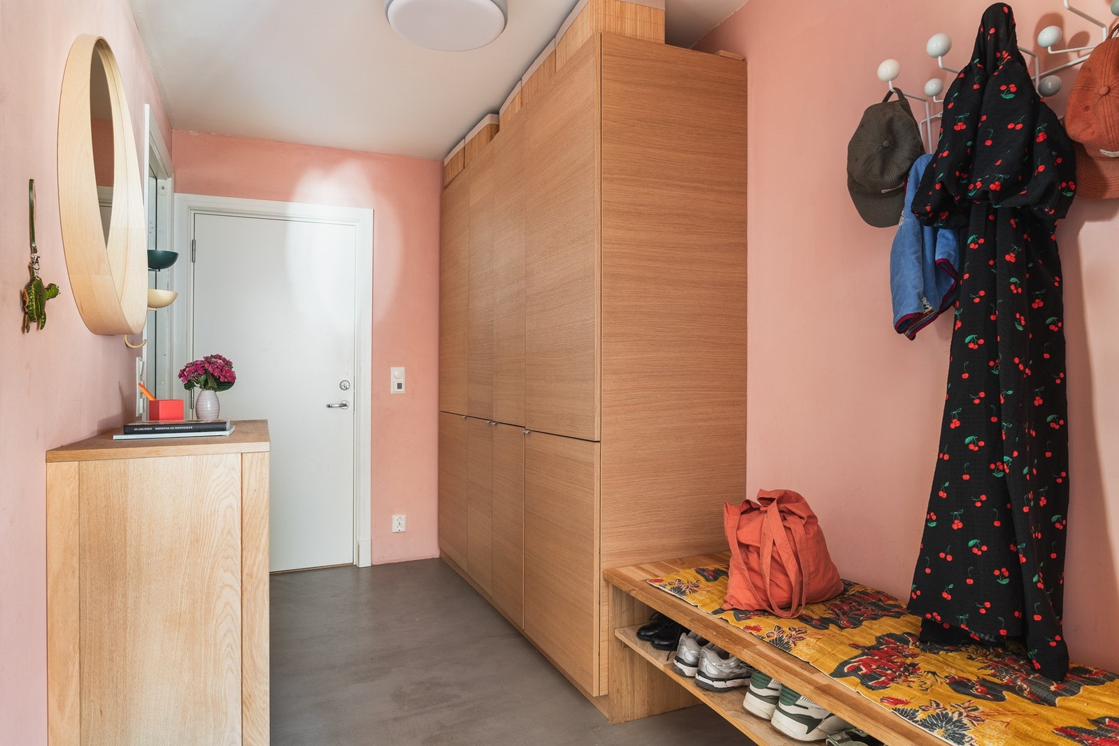 Det er god plass til sittebenk, skohylle og knaggrekke i tillegg til skapet i entreen. Galleribilde