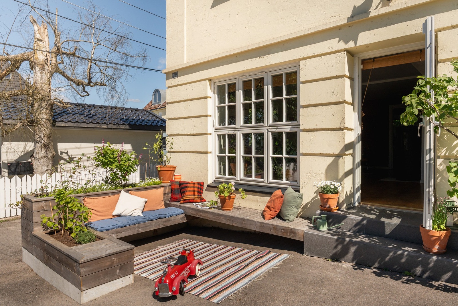 Utgangen fra stueområdet til uteplassen gjør det enkelt å la sommeren flyte inn - med plass til sittegruppe og beplantning. Galleribilde