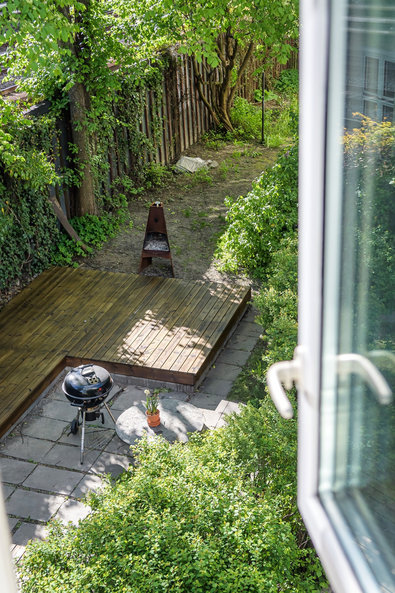 Hyggelig utsikt til den frodige og idylliske bakgården. Galleribilde