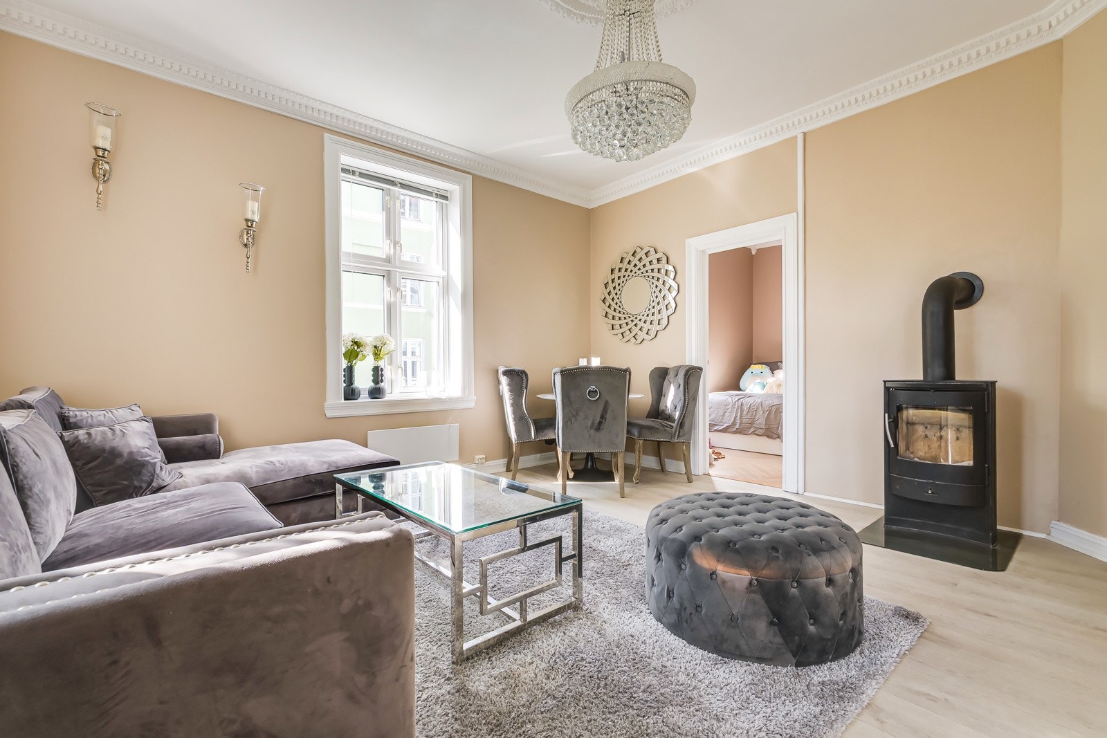 Lys og romslig hjørnestue med åpen inngang til kjøkkenet. Galleribilde