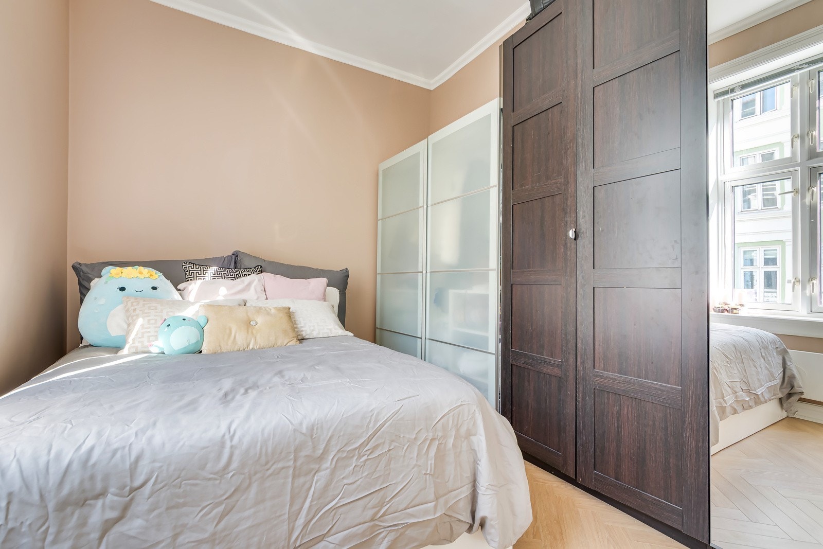 Soverommet har god lagringsplass i både en romslig skyvedørsgarderobe og garderobeskap. Galleribilde