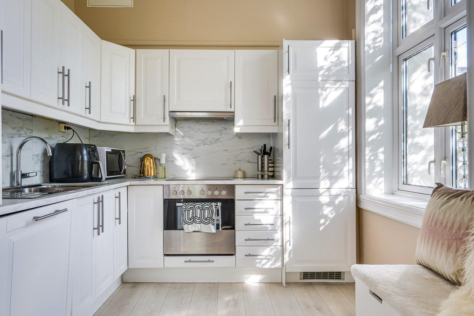 Integrerte hvitevarer som stekeovn, platetopp, oppvaskmaskin og kjøleskap med fryser. Galleribilde