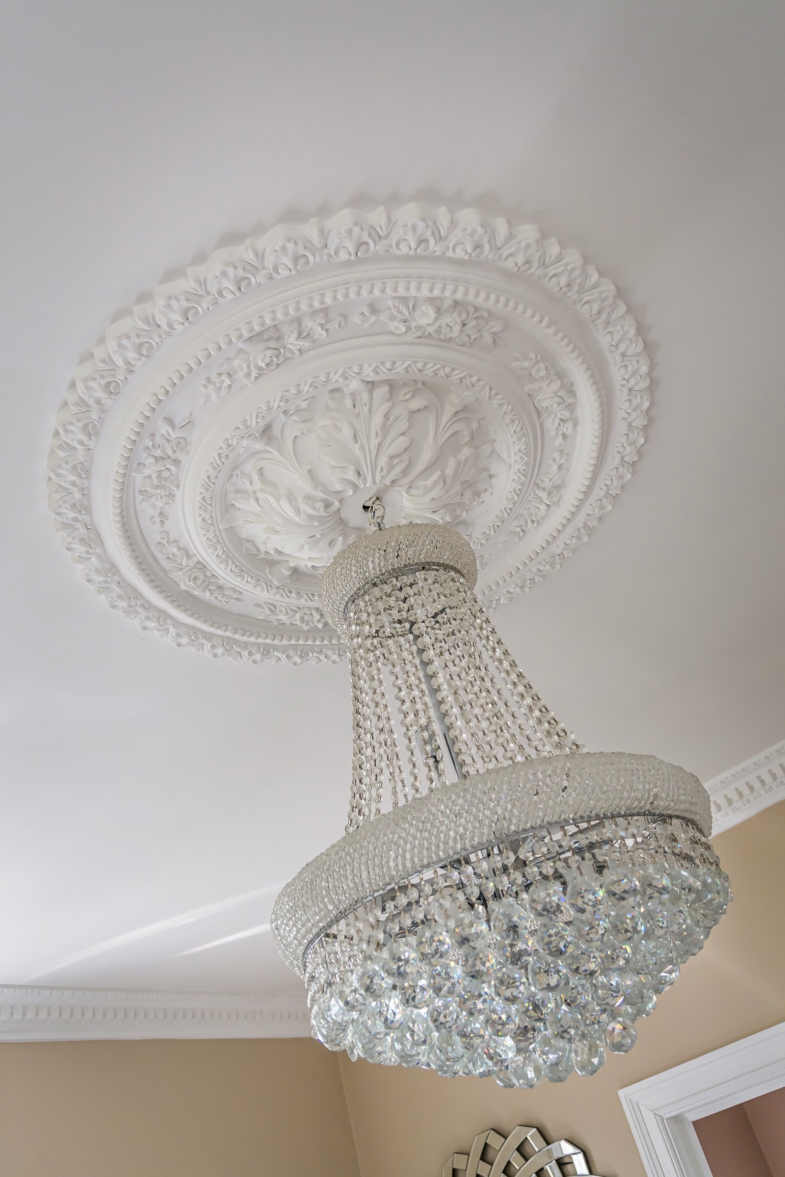 Det er fantastisk takhøyde på hele 3 meter og taket omkranses med nydelig original stukkatur og lekker rosett. Galleribilde