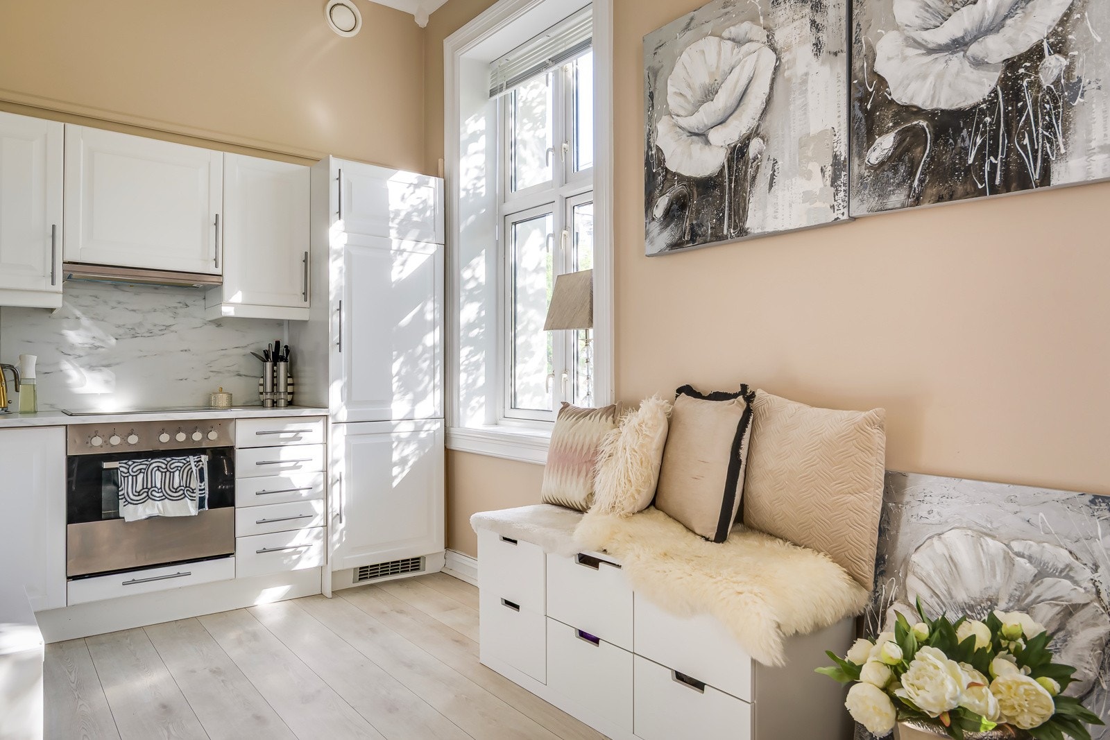 De store vindusflatene slipper inn rikelig med lys også på kjøkkenet. Her er det i tillegg balansert ventilasjonsanlegg. Galleribilde