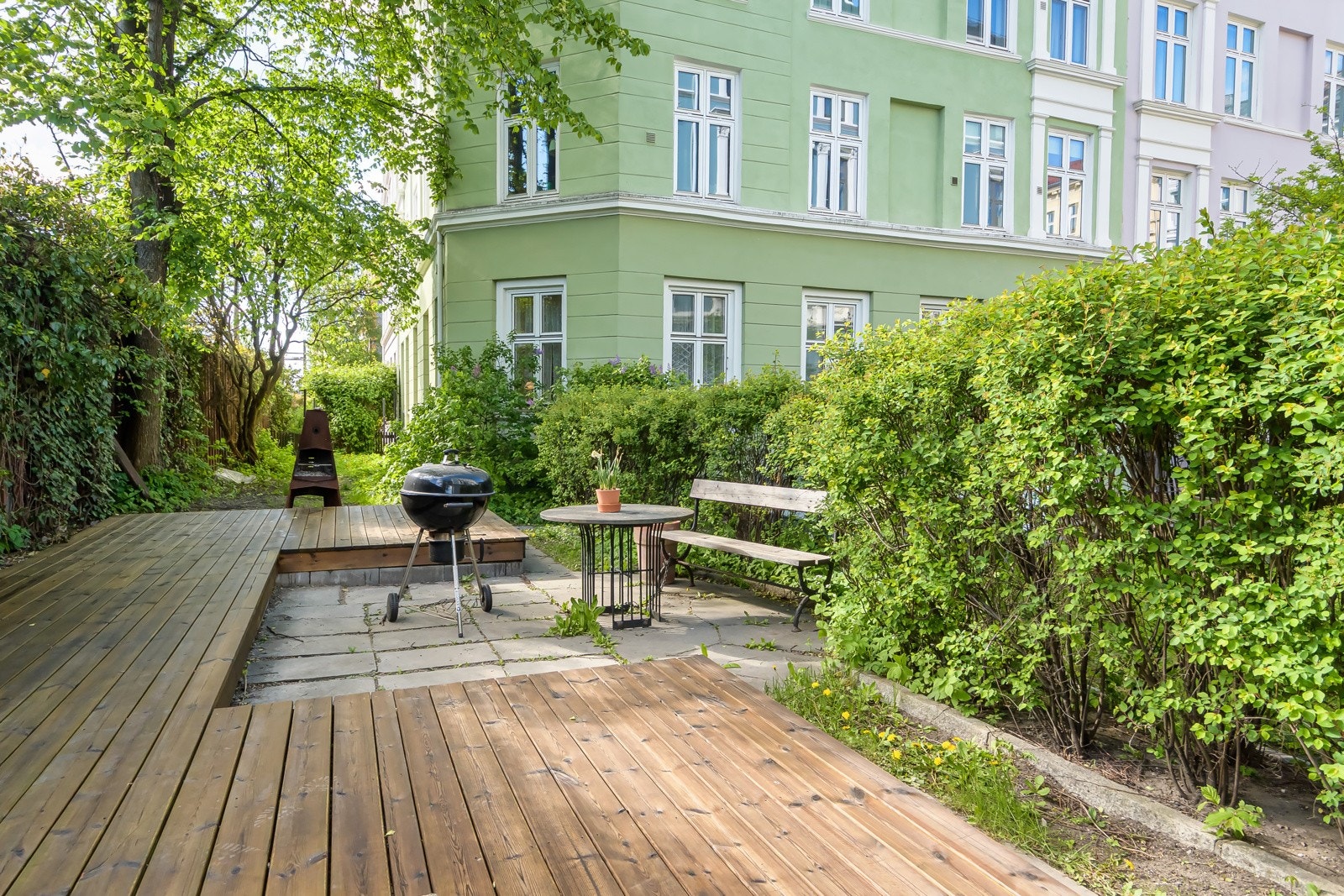 Det er kullgrill og bord/benker i bakgården. Bed langs hele byggets bakre fasade med flerårige urter og jordbær, som fritt kan benyttes av alle beboere. Galleribilde