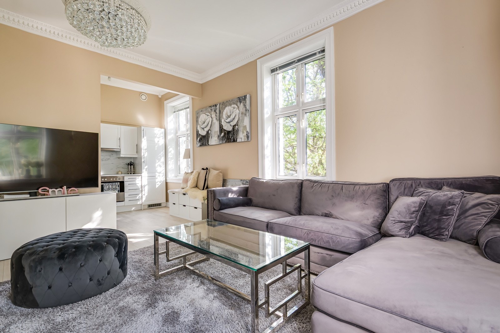 Stuen er av god størrelse med plass til både stor sofagruppe, mediemøblement og spisebord. Galleribilde