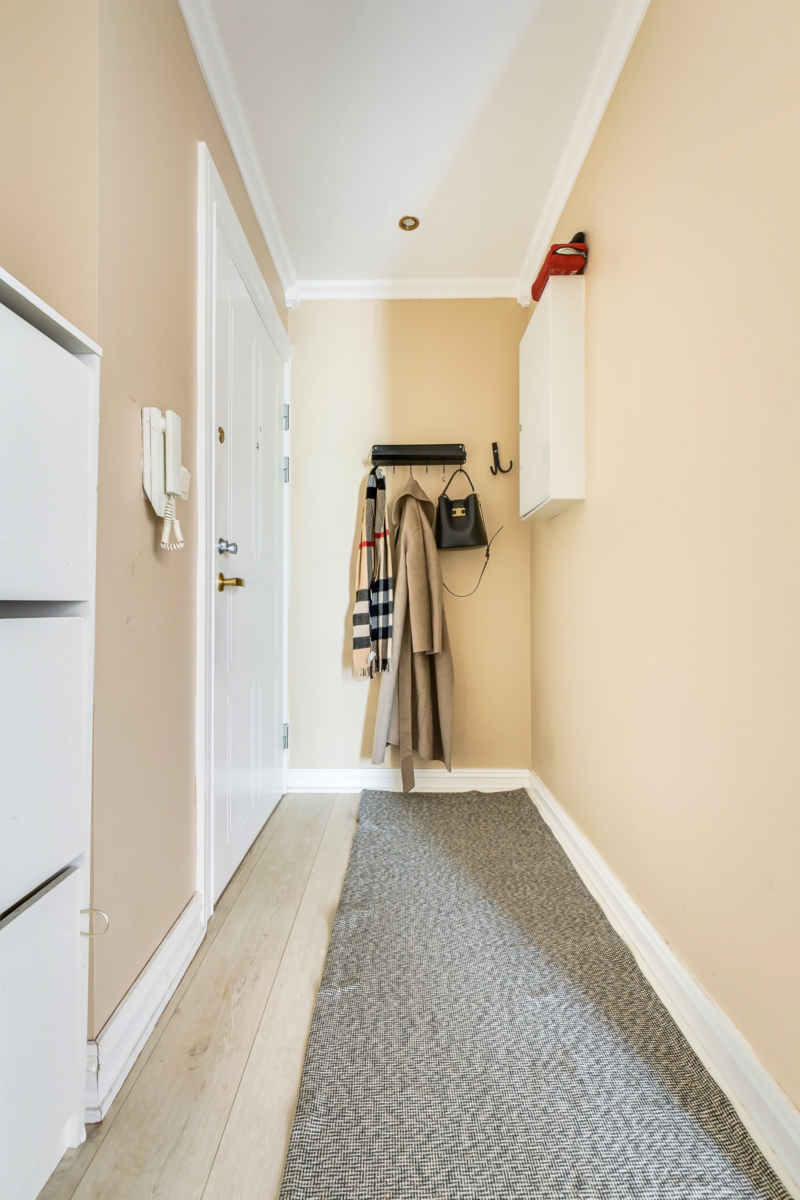 Her er det plass til oppheng av yttertøy og skoskap. Galleribilde