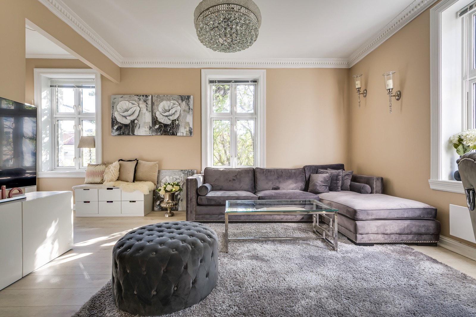 Stuen er et rom som oser av sjarm med mange klassiske og fine detaljer. Galleribilde