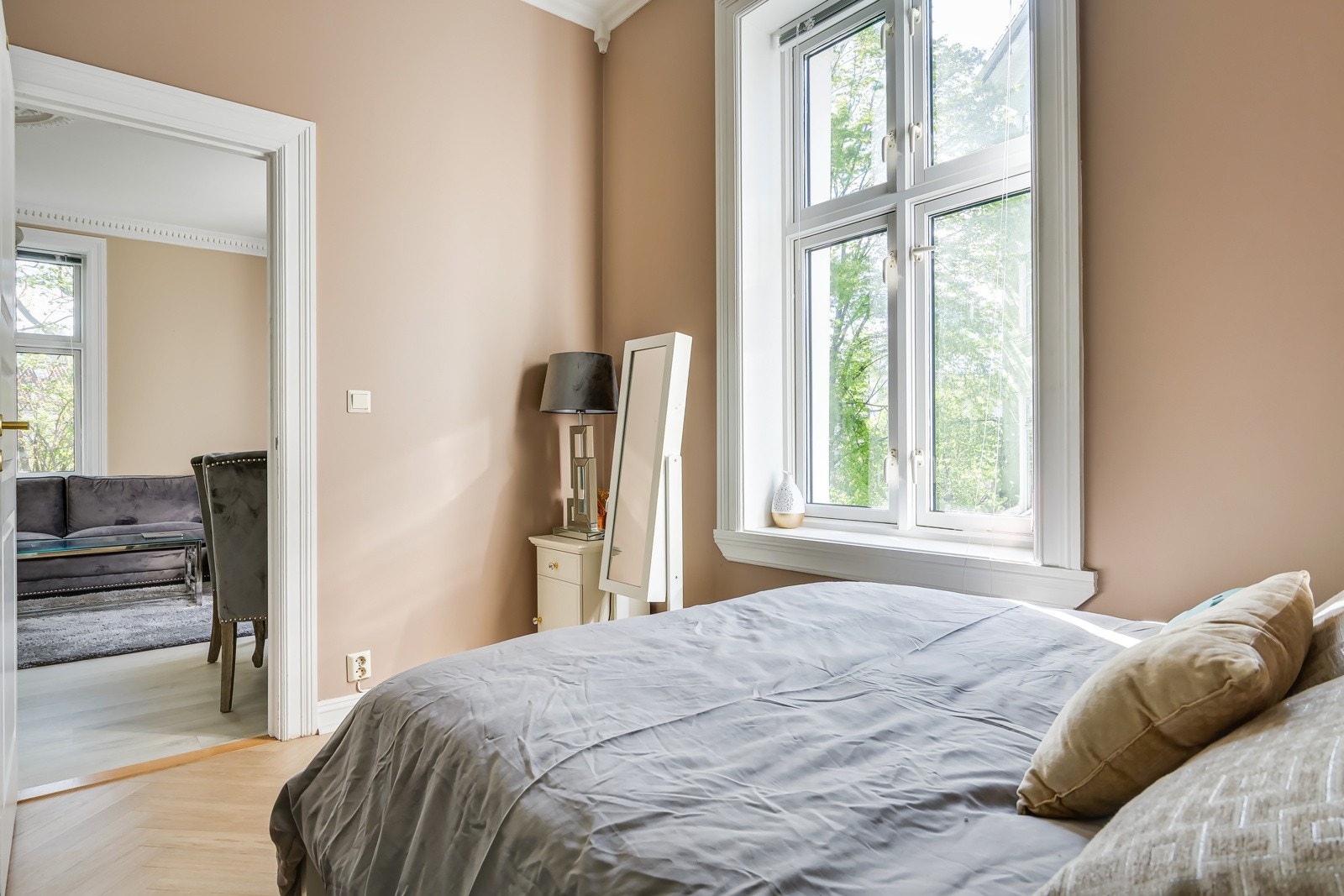 Soverommet ligger stille og rolig til mot bakgård. Galleribilde