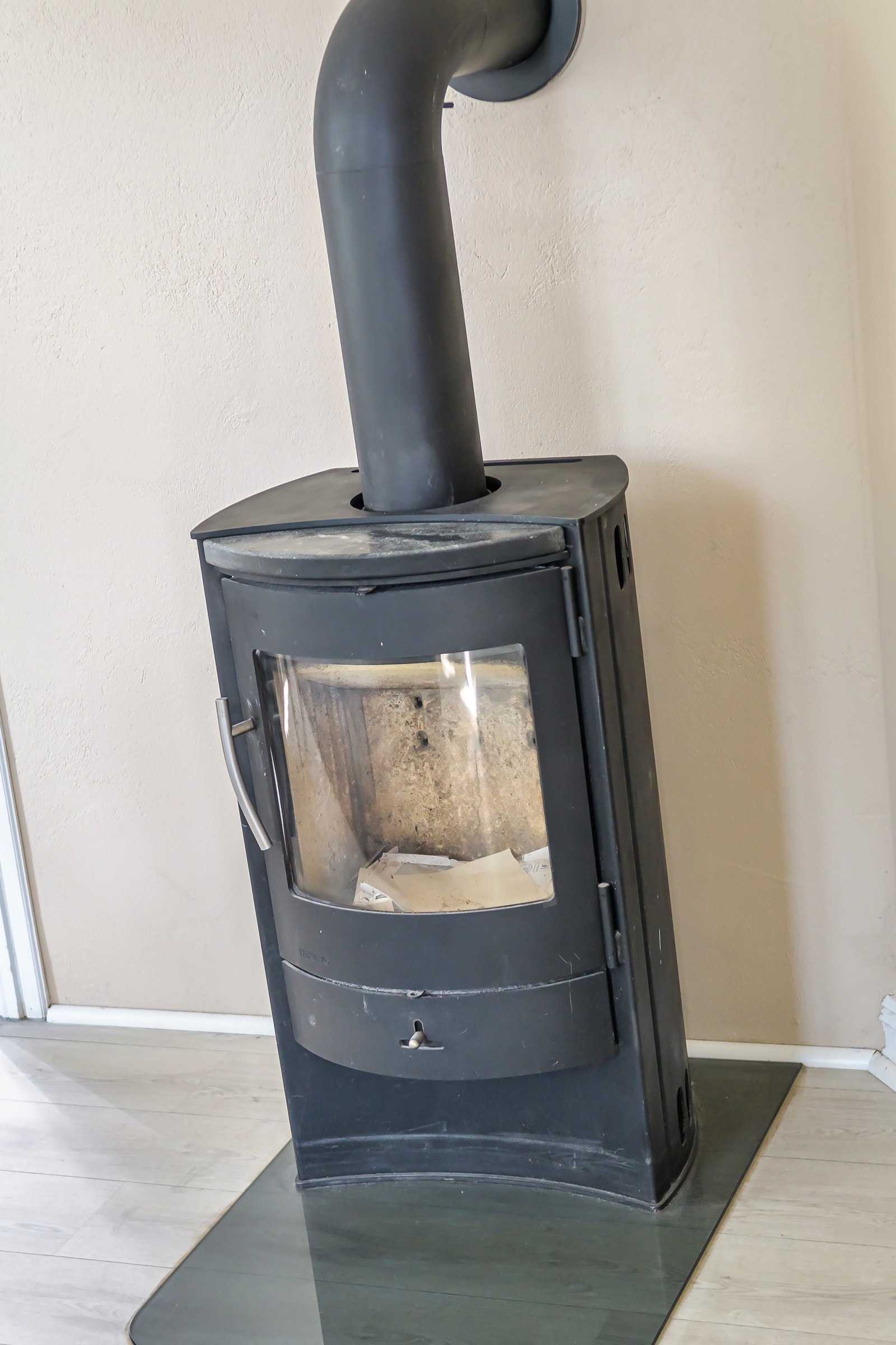 Moderne vedovn som varmer godt på kalde høst- og vinterdager. Galleribilde